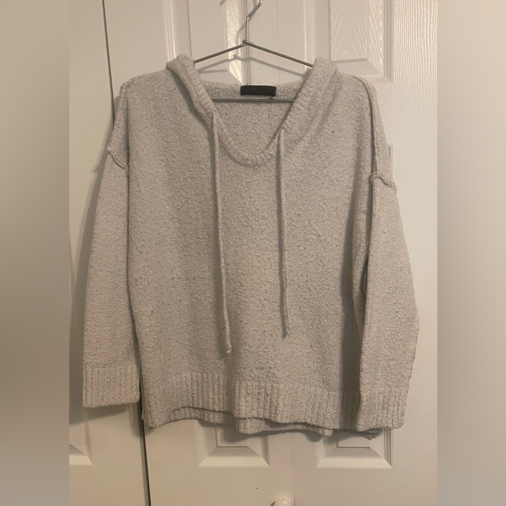 Elegant V-Neck Sweater in Light Gray/Cream